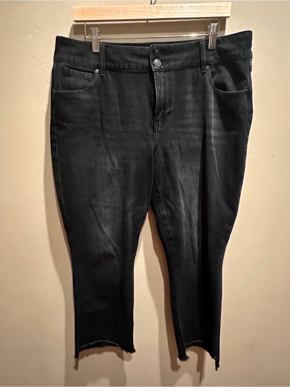 Cabi Black High Rise Raw Hem Skinny Crop Jeans Women’s Size 14